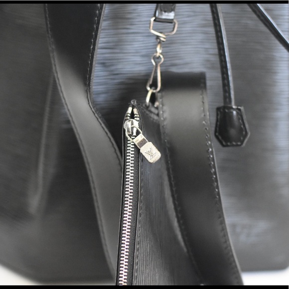 - 🖤RARE🖤 LV Large Epi Noir Sling Backpack - Picture 7 of 10